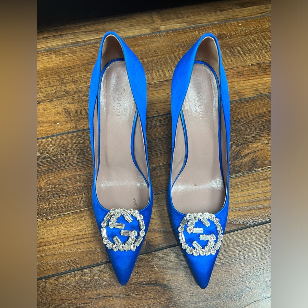 Gucci pointy heels with crystal Gucci logo in front peep toe